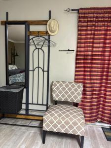 a bedroom with a chair and a mirror at StayComfy on Jasmin in Oakdale