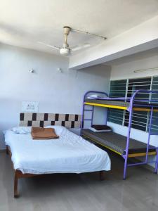 a room with two bunk beds in a room at VISHAKA RESIDENCY yercaud in Siddhma