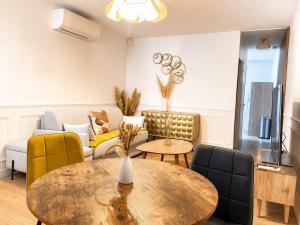 a living room with a table and chairs at Le Bohème - hyper centre - cosy in Mont-de-Marsan