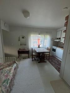 a living room with a table and a kitchen at Studio Sillankorva in Viitasaari
