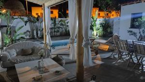 a living room with a couch and a table at LA MAISON DE MARIE A 8 mn des plages in Perpignan