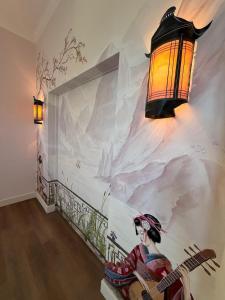 a mural of a woman with a guitar on a wall at Le Pavillon imperial - Suite avec salle d'eau in Hannut