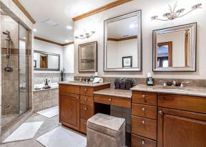 a bathroom with two sinks and a shower at 323 Beaver Creek Lodge in Avon +47 photos