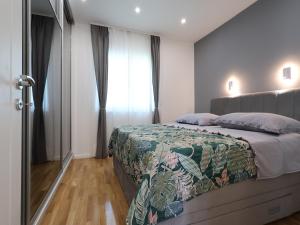 a bedroom with a bed and a window at Airport Split in Kastel Stafilic