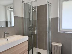 ein Badezimmer mit Glasdusche und Waschbecken in der Unterkunft Feder Peaks in Canale dʼAgordo + 23 Fotos