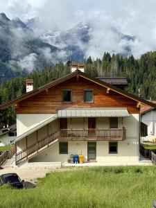 ein Haus mit Balkon und Bergblick in der Unterkunft Feder Peaks in Canale dʼAgordo