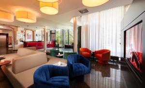 a living room with a couch and chairs at Novina Hotel Tillypark in Nuremberg