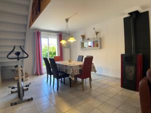 a dining room with a table and chairs at Une jolie maison climatisée pour vous reposer in Blois