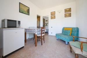 a living room with a television and a table and chairs at Agriturismo Campo Ruffaldo in Massa Marittima