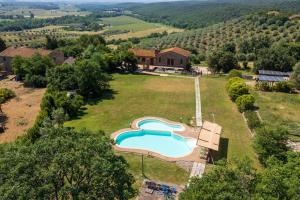 an aerial view of an estate with a swimming pool at Agriturismo Campo Ruffaldo in Massa Marittima