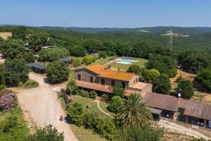 an aerial view of a house with a pool at Agriturismo Campo Ruffaldo in Massa Marittima