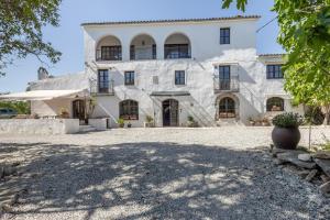 an exterior view of a large white building at Apartamento I Els Cucons in Sant Pere de Ribes