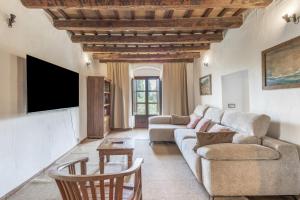 a living room with a couch and a tv at Apartamento I Els Cucons in Sant Pere de Ribes