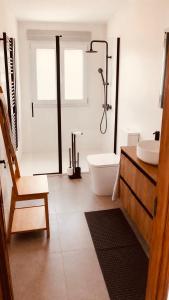 ein Badezimmer mit Waschbecken, Toilette und Dusche in der Unterkunft Lar Do Lago - Rooms in Negreira + 14 Fotos