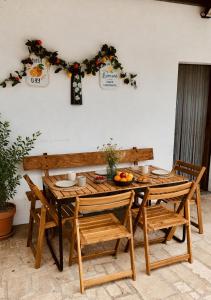 ein Holztisch und Stühle in einem Raum mit einer Tisch- und Stuhlplatte in der Unterkunft Lar Do Lago - Rooms in Negreira