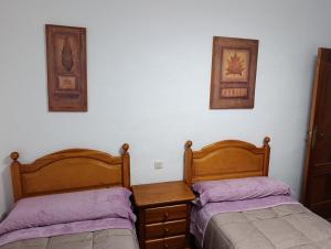 two beds sitting next to each other in a bedroom at Alojamiento Rural La Granja in La Cerradura