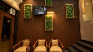 a waiting room with chairs and a tv on a wall at Hotel Kanta Kuteer Barsana in Barsāna