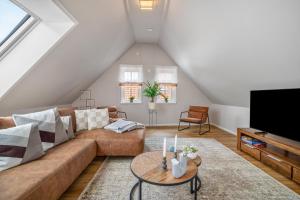 a living room with a couch and a tv at Haus am See in Malchow