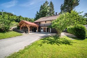 an image of a house with a driveway at Chalet authentique en vallée verte in Bogève
