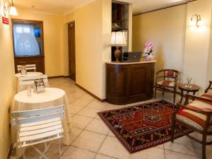 a living room with a table and chairs and a tv at Le Camere DI Lucia Affittacamere in Colà di Lazise