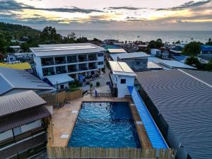 an overhead view of a resort with a swimming pool at Buddha View Hostel & Diving in Ko Tao