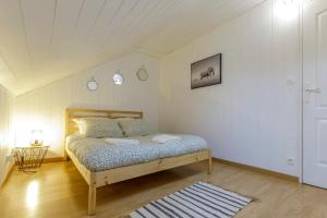 a bedroom with a bed in a room at Maison de campagne rénovée proche Argenton Sur creuse in Célon