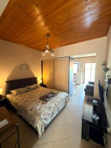 ein Schlafzimmer mit einem Bett und einer Holzdecke in der Unterkunft AZRA studios in Mytilini