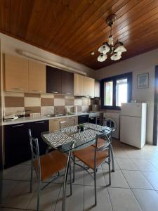 eine Küche mit Tisch, Stühlen und Kühlschrank in der Unterkunft AZRA studios in Mytilini