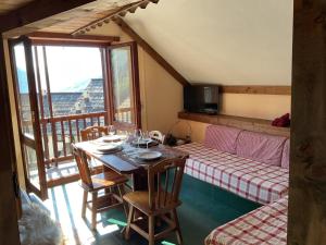 ein kleines Zimmer mit einem Tisch und einem Sofa in der Unterkunft Sestriere-Sises Lodges, Appartamenti Moderni, vicino alle piste in Sestriere