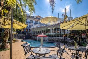 a patio with tables and chairs and a fountain at Guilin Thai Impression in Gukeng