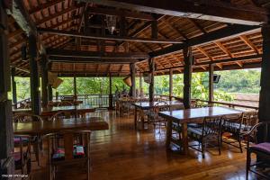a restaurant with tables and chairs in a room at บ้านริมดอย แม่ริม in Ban Mae Raem