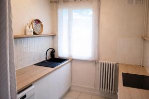 a kitchen with a sink and a window at Chambre 3 privée lit double Béthune centre in Béthune