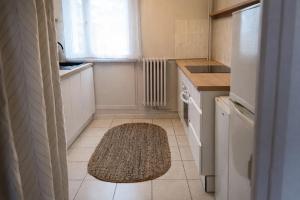 a kitchen with white appliances and a rug on the floor at Chambre 3 privée lit double Béthune centre in Béthune +2 photos
