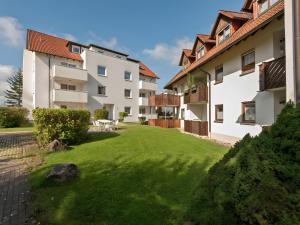 an apartment building with a lawn in front of it at Parkblick Doppelzimmer 26, 29 in Bad Dürrheim