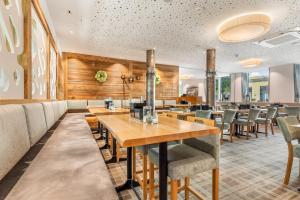 a restaurant with wooden walls and tables and chairs at Hotel Zur Post in Ismaning +78 photos