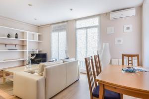 ein Wohnzimmer mit einem Sofa und einem Tisch in der Unterkunft Apartment Link BCN Sagrada Familia in Barcelona