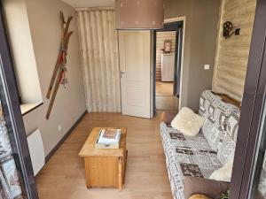 a living room with a couch and a coffee table at Superbe appartement 2 a 6 pers. hyper cocooning in Gérardmer