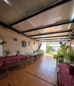 a patio with tables and chairs in a building at Casa Rural Hidalgo II in Alcolea de Calatrava