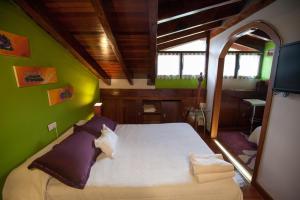 a bedroom with a bed in a room with green walls at Aberasturi in Gautegiz Arteaga