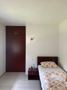 a bedroom with a bed and a dresser and a bed at Una Serenity Villa in Bare