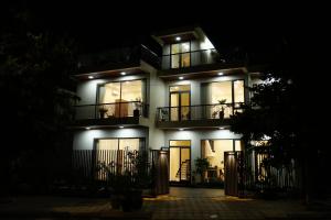 a lit up house at night with lights at Reka Homestay in Thôn Dương Phẩm