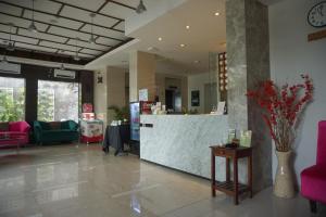 eine Lobby mit Theke und Stühlen und einer Bar in der Unterkunft Loji Hotel in Solo