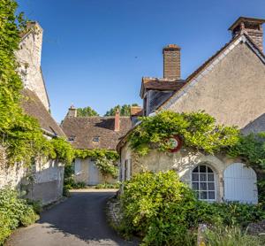a winding street in a village with houses at Studios Saint dye sur Loire in Saint-Dyé-sur-Loire