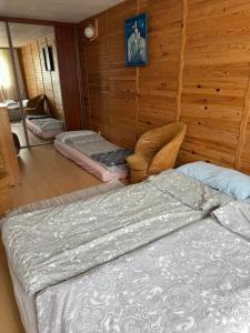 a bedroom with two beds in a room at UKRYTY SKARB in Głobikówka