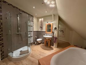 a bathroom with a bath tub and a sink at Fachwerkliebe Baudenkmal Ornes in Olsberg +37 photos