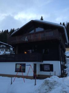 budynek z tarasem w śniegu w obiekcie Haus Petra w mieście Sonnenalpe Nassfeld +14 zdjęć
