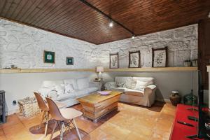 a living room with a couch and a table at Casa Nova das Oliveiras in Verim