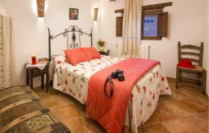a bedroom with a bed with a red blanket at Matasiete in Laroya