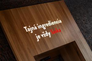 a sign on top of a wooden door at ANTONIO Apartments in Spišské Tomášovce