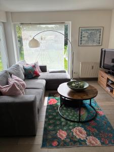 a living room with a couch and a table at Ferienhaus Am Park Leipzig in Leipzig